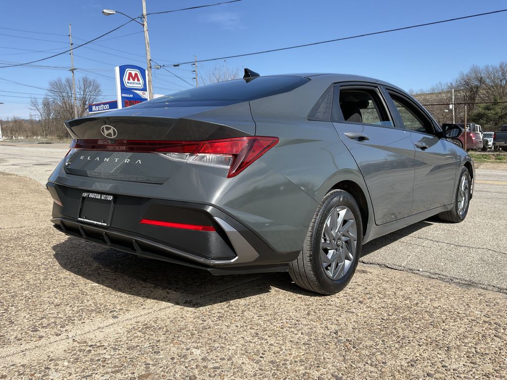 2024 Hyundai Elantra Image 3