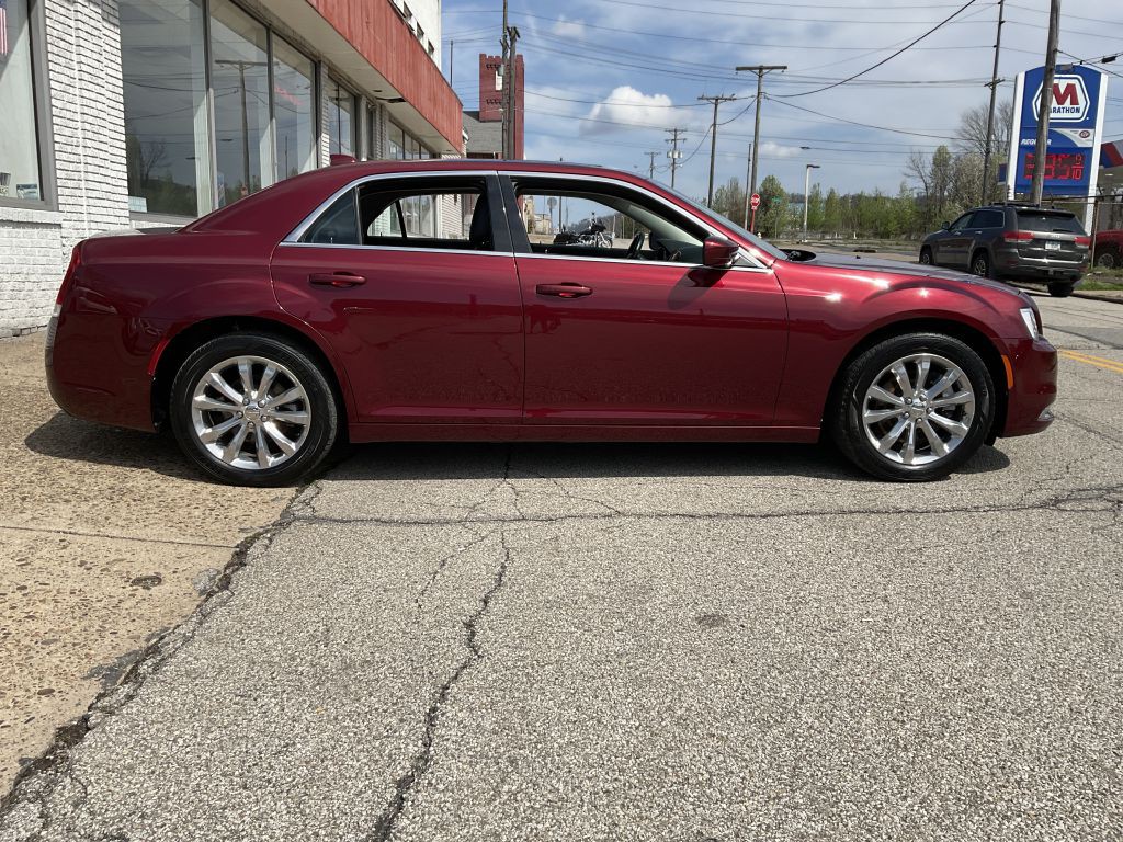 2020 Chrysler 300 Image 2