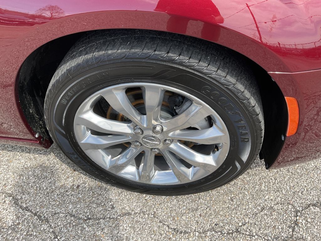 2020 Chrysler 300 Image 11