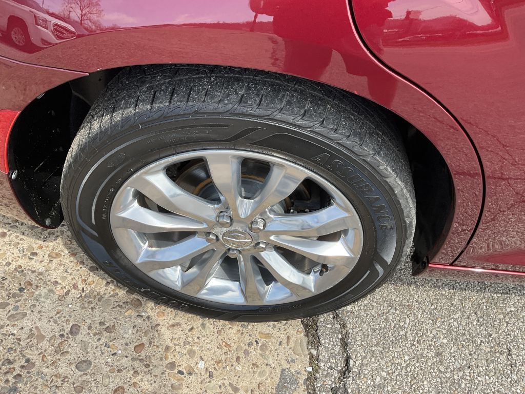 2020 Chrysler 300 Image 12