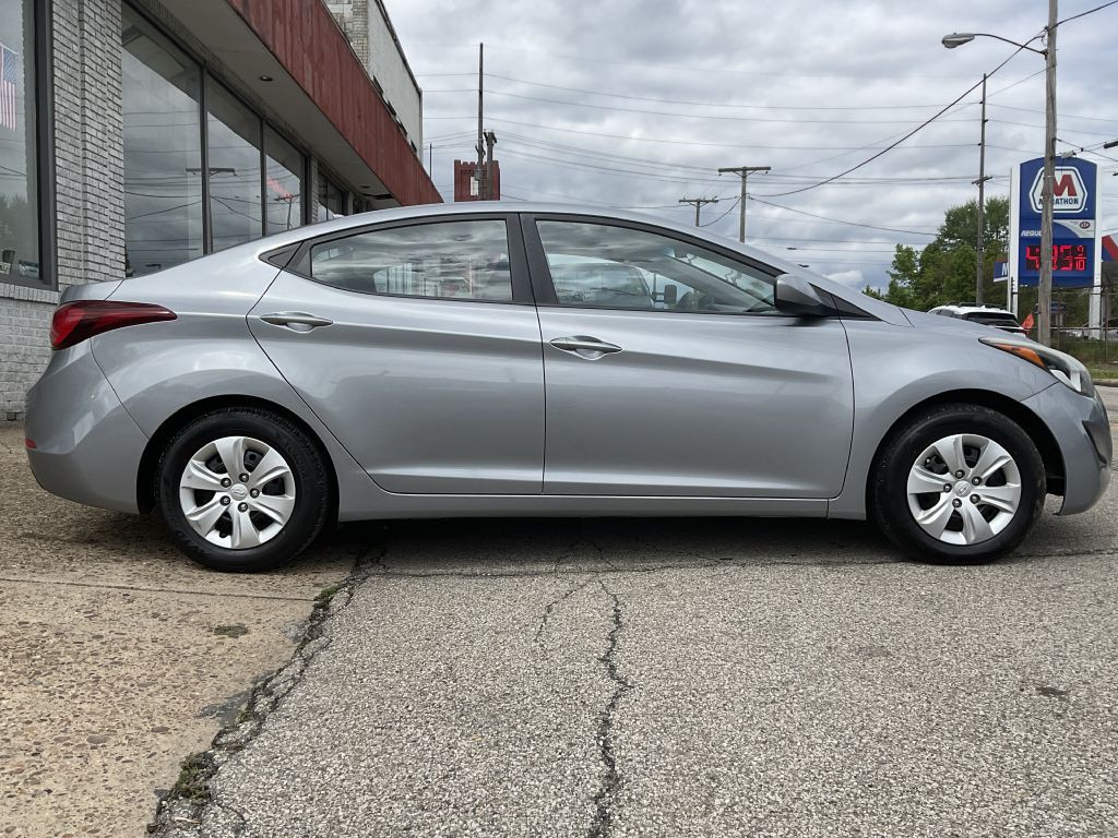 2016 Hyundai Elantra Image 2