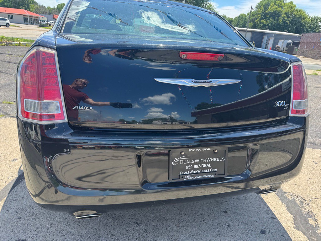 2013 Chrysler 300 Image 2