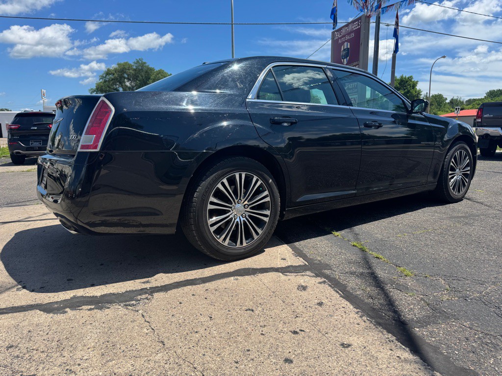 2013 Chrysler 300 Image 5