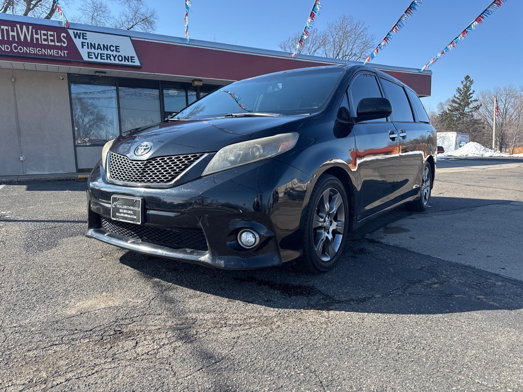 2015 Toyota Sienna Image 1