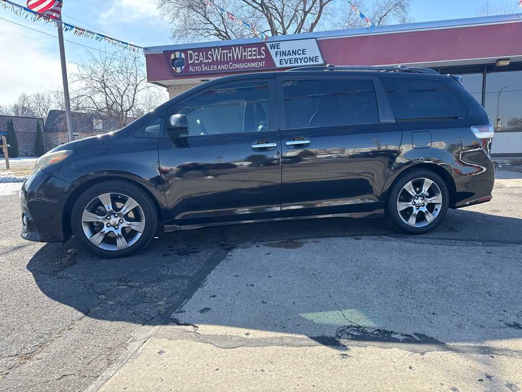 2015 Toyota Sienna Image 2