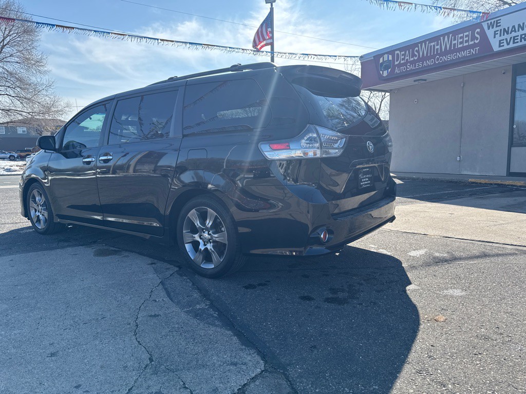 2015 Toyota Sienna Image 3