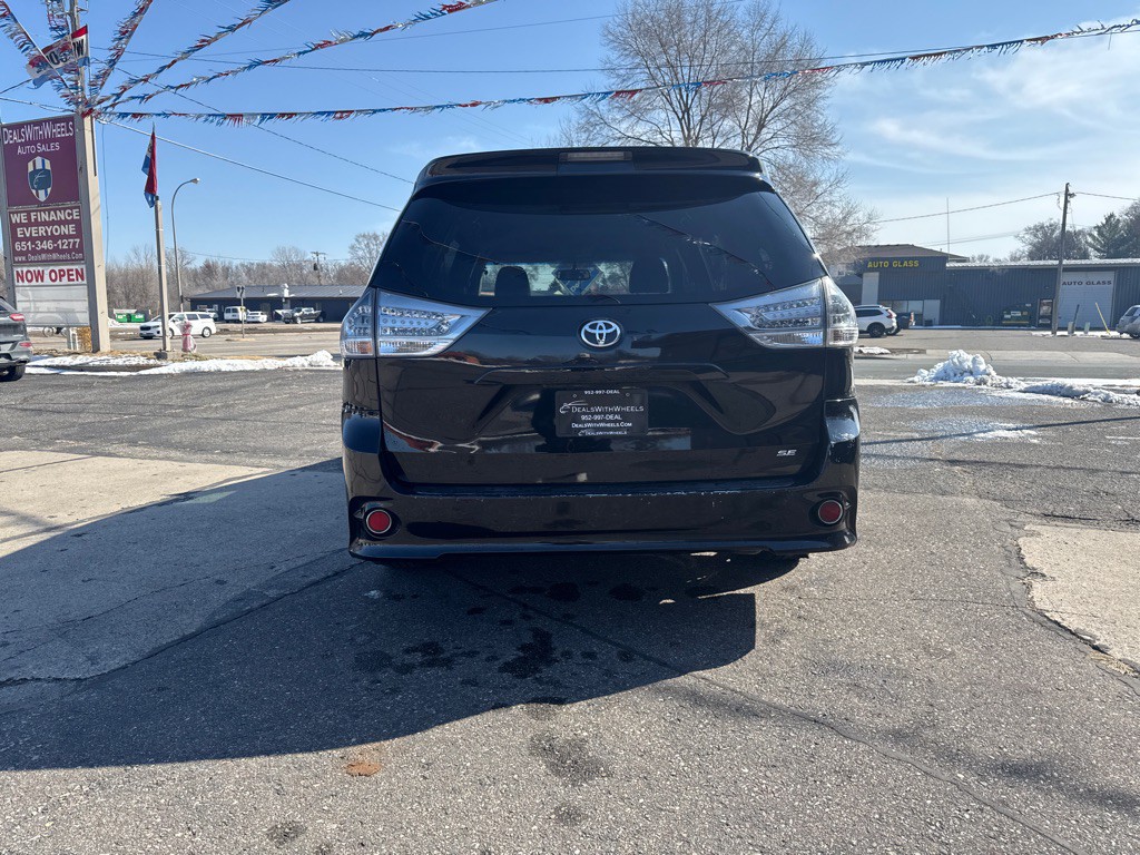 2015 Toyota Sienna Image 4