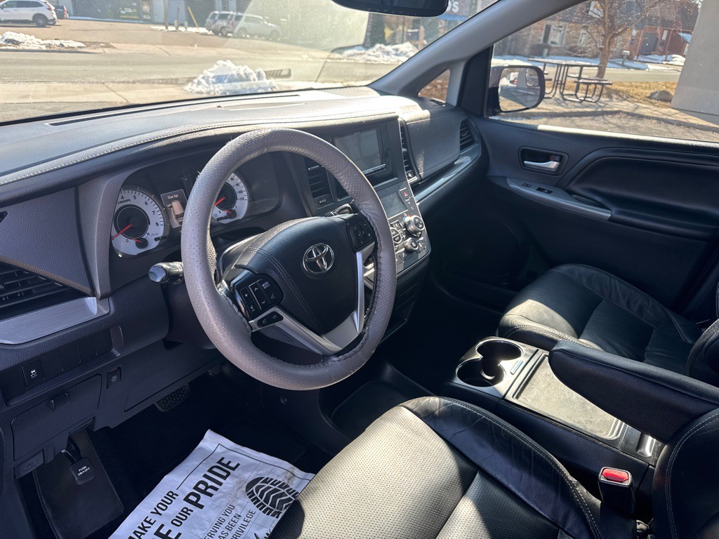 2015 Toyota Sienna Image 9