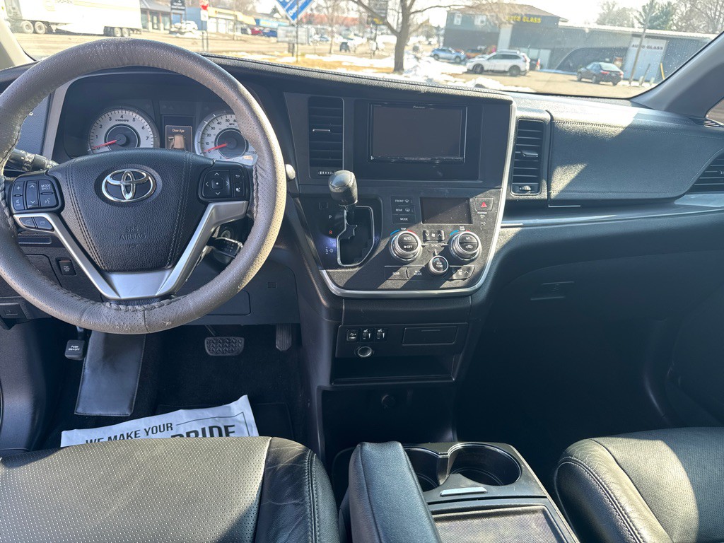 2015 Toyota Sienna Image 10