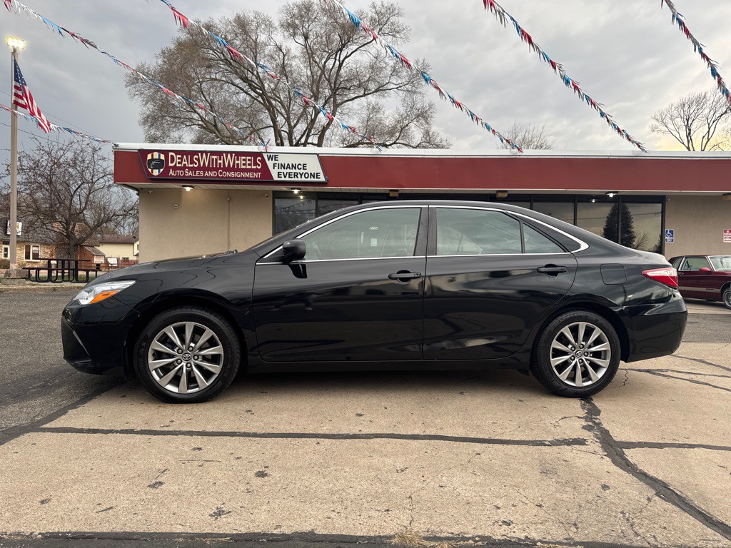 2017 Toyota Camry Image 2