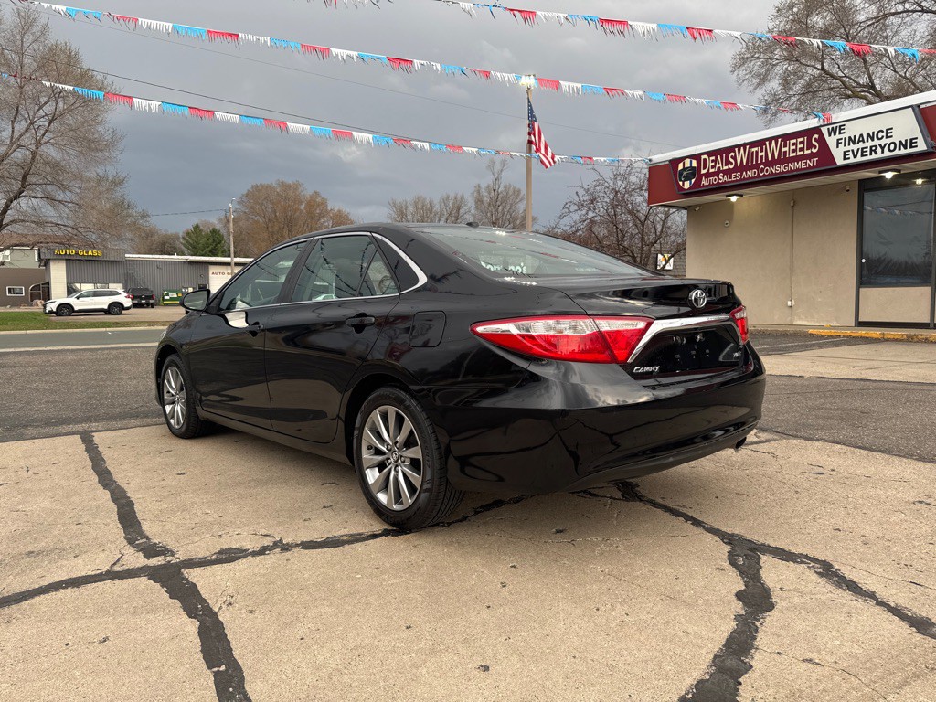 2017 Toyota Camry Image 3