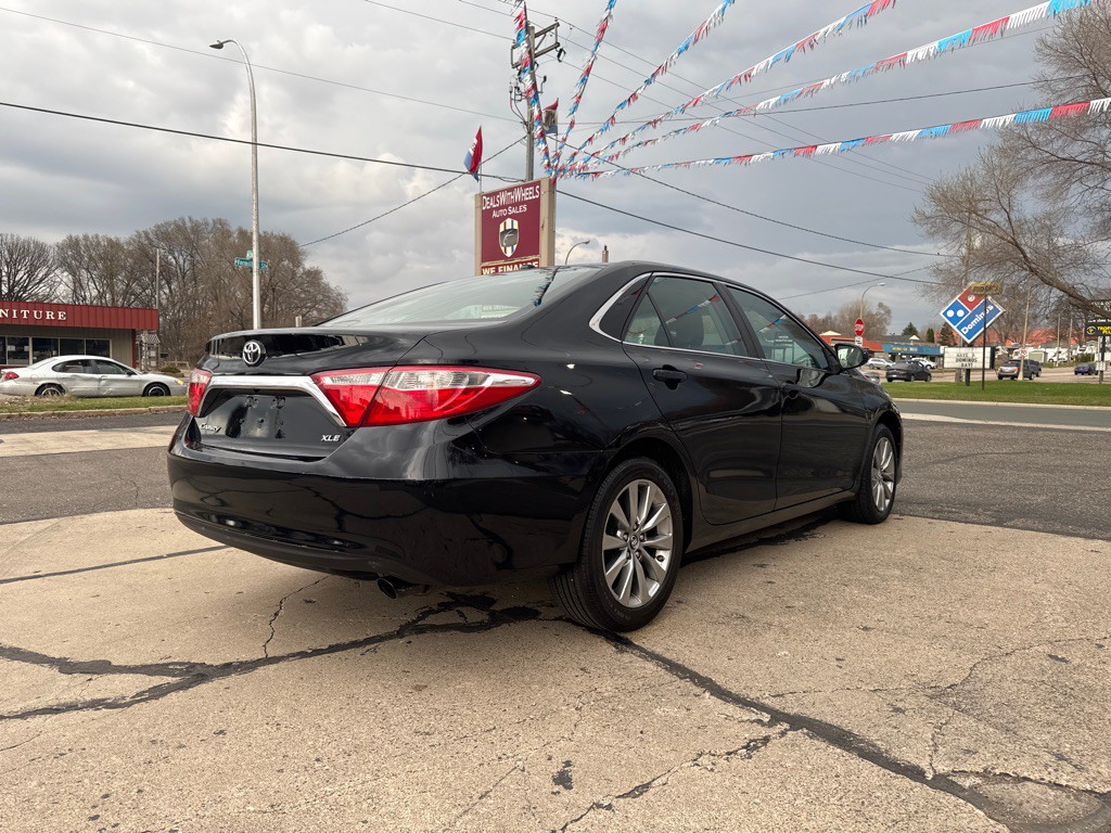 2017 Toyota Camry Image 5