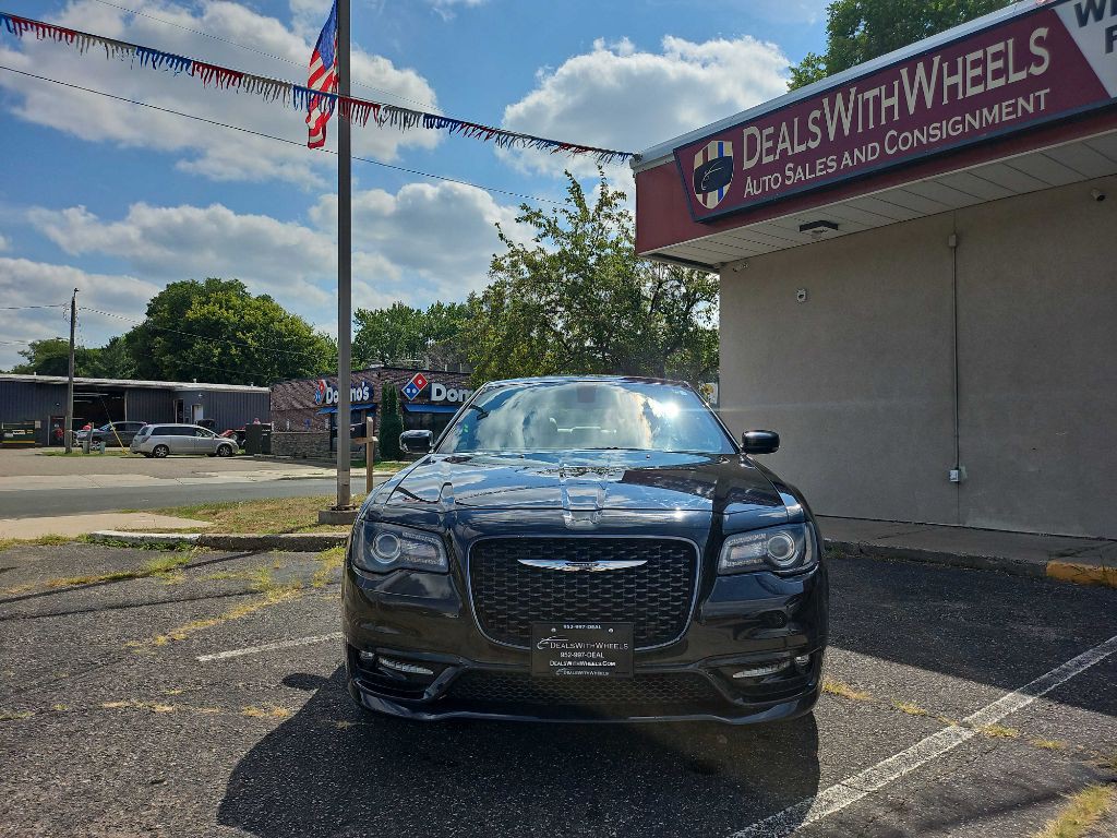 2017 Chrysler 300 Image 2