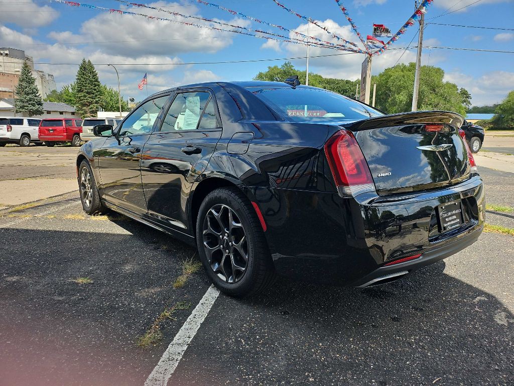 2017 Chrysler 300 Image 4
