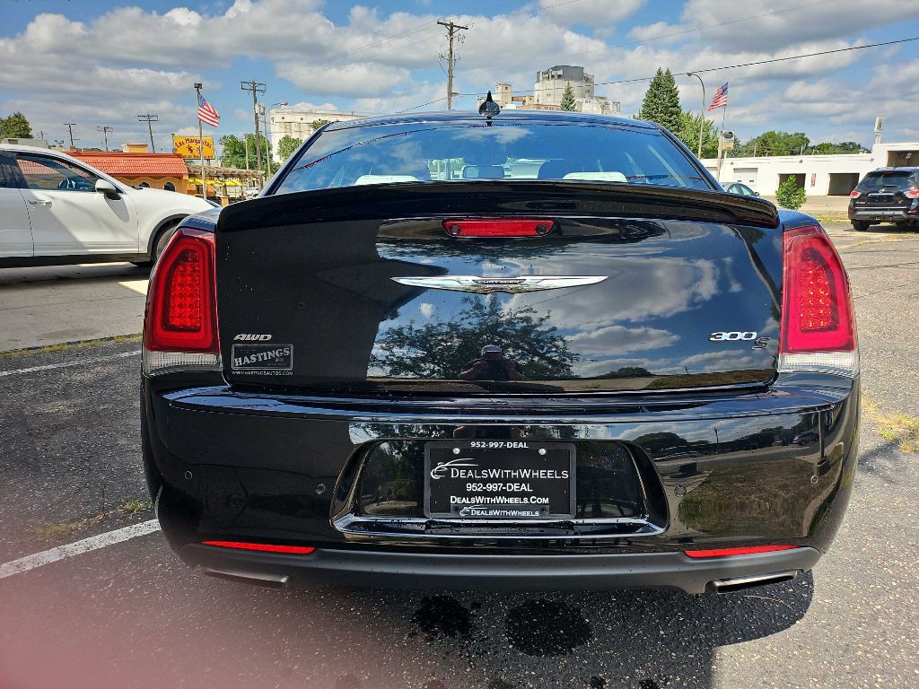 2017 Chrysler 300 Image 5