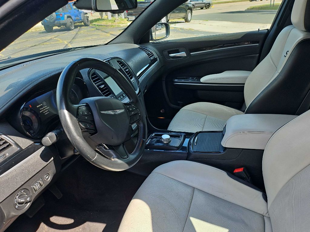 2017 Chrysler 300 Image 9
