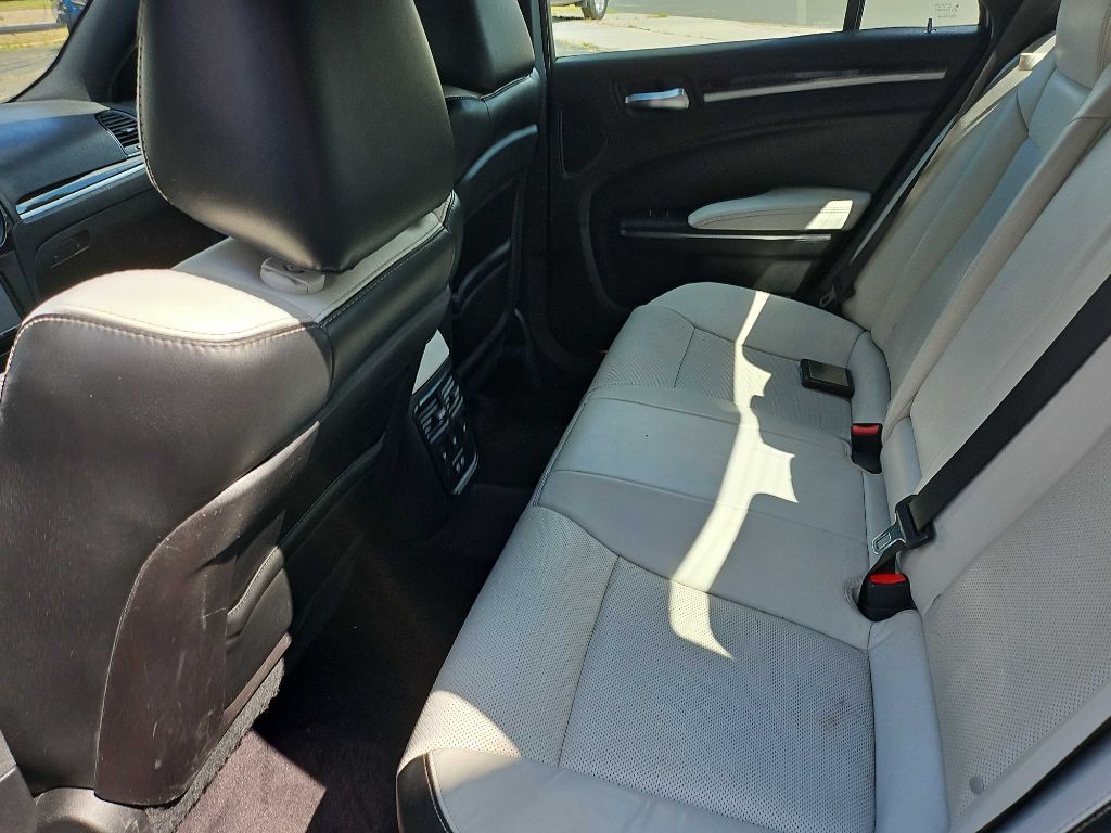 2017 Chrysler 300 Image 10