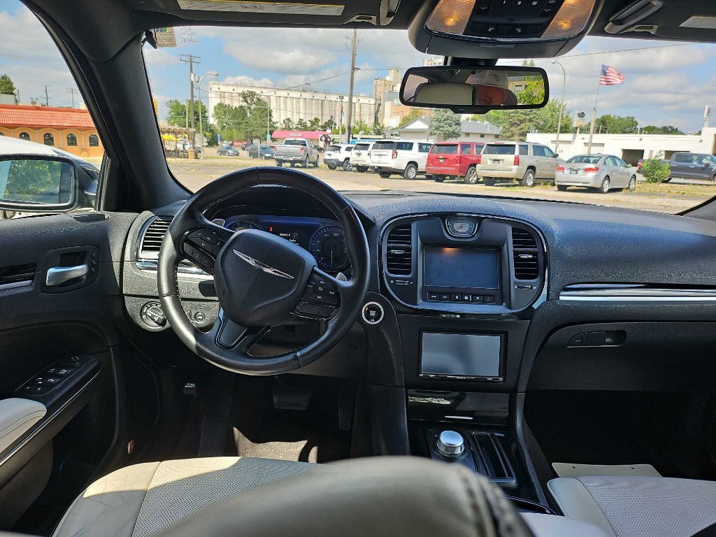 2017 Chrysler 300 Image 11