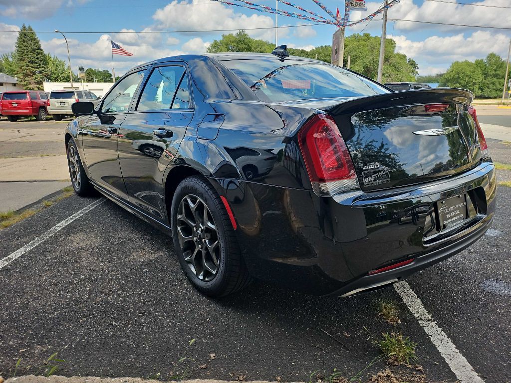 2017 Chrysler 300 Image 12