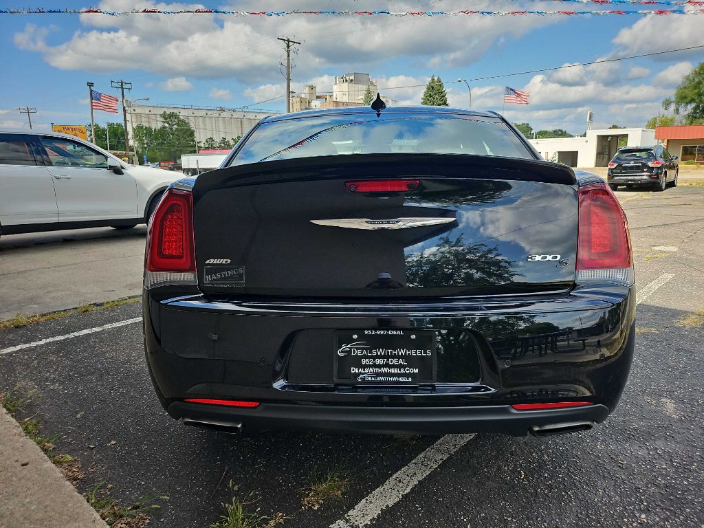 2017 Chrysler 300 Image 13