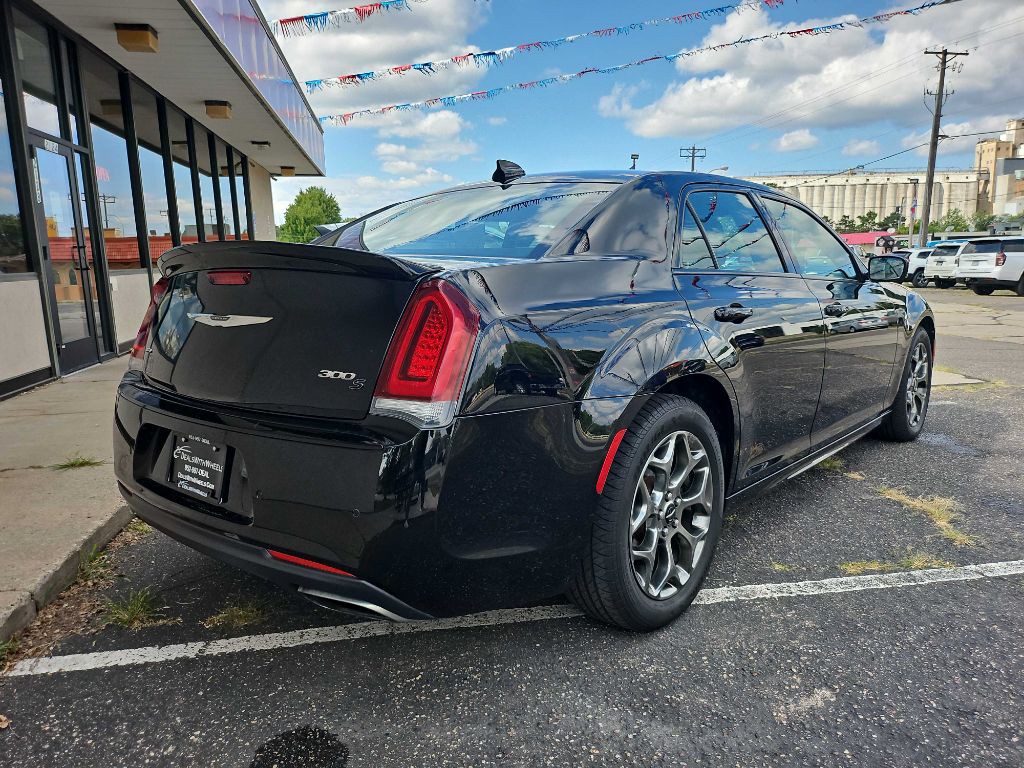 2017 Chrysler 300 Image 16