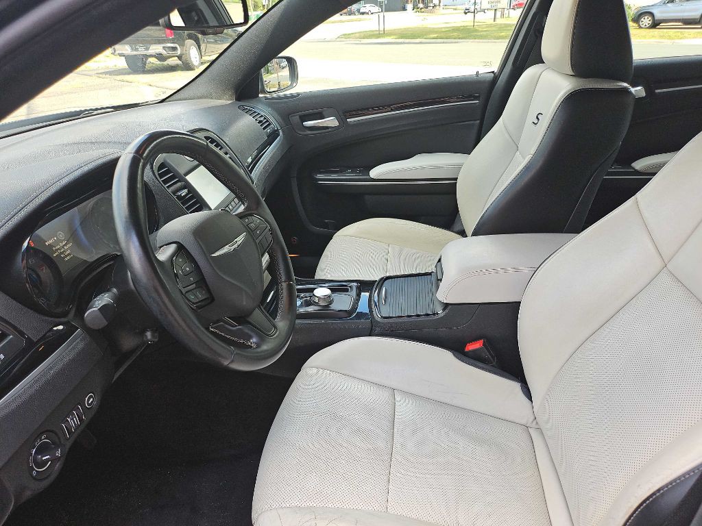 2017 Chrysler 300 Image 20