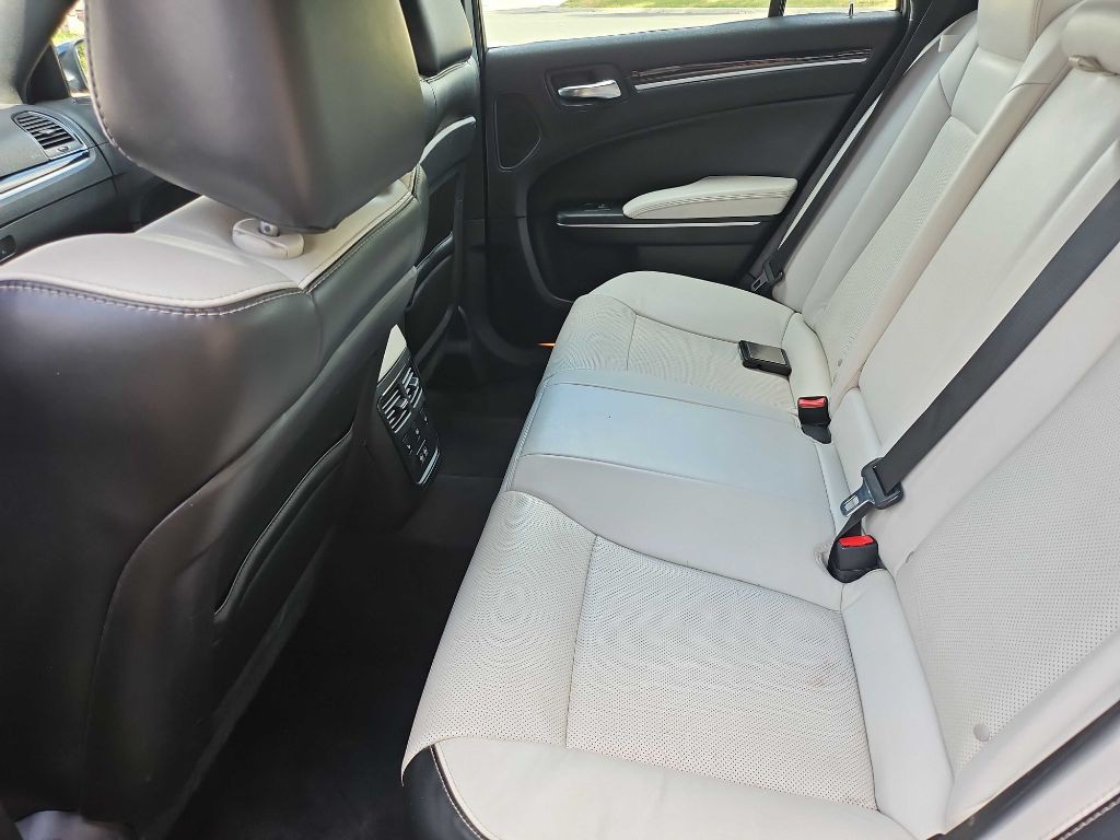 2017 Chrysler 300 Image 21