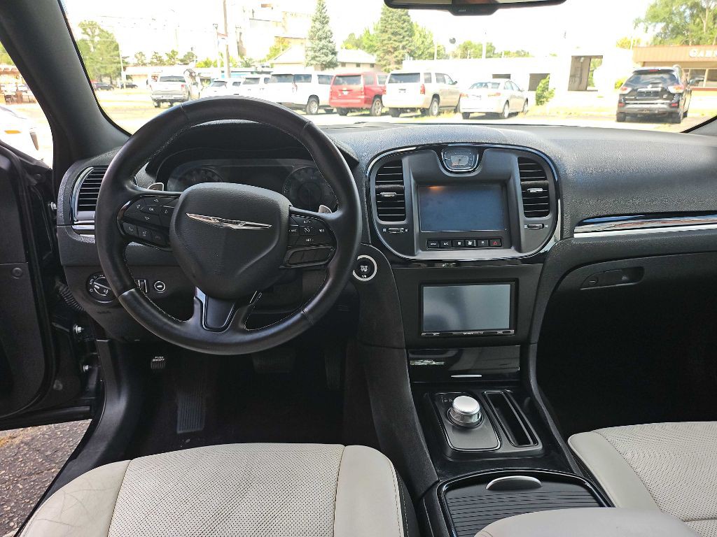 2017 Chrysler 300 Image 22
