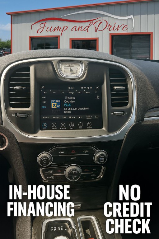 2018 Chrysler 300 Image 9