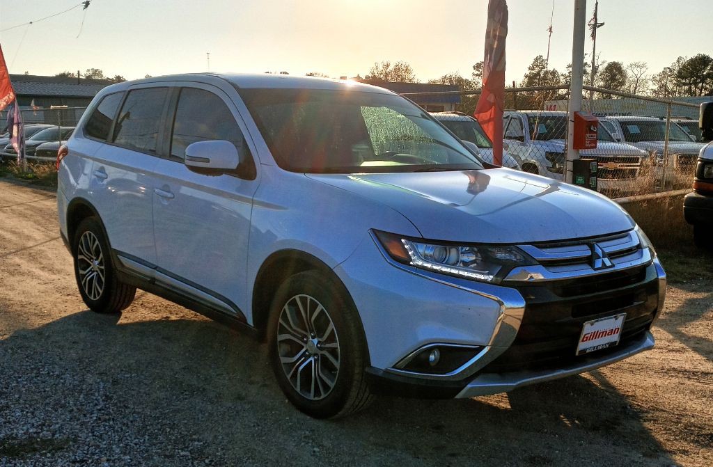 2017 Mitsubishi Outlander Image 2