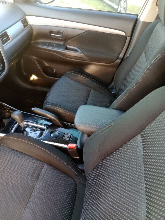2017 Mitsubishi Outlander Image 9