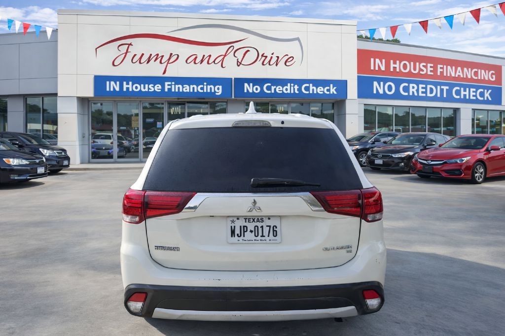 2017 Mitsubishi Outlander Image 6