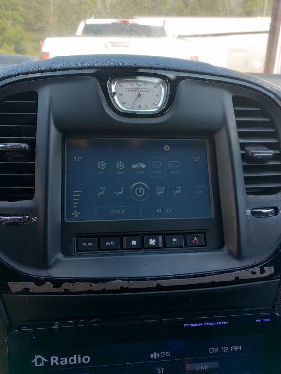 2015 Chrysler 300 Image 8