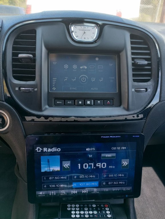 2015 Chrysler 300 Image 9