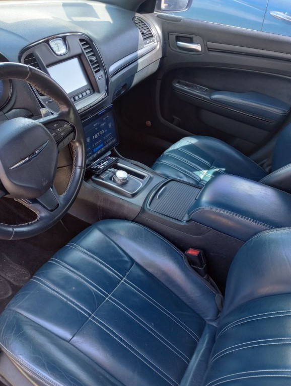 2015 Chrysler 300 Image 11