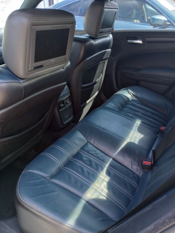 2015 Chrysler 300 Image 12