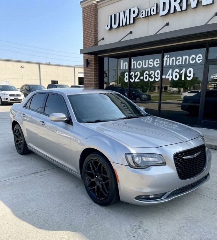 2015 Chrysler 300 Image 2