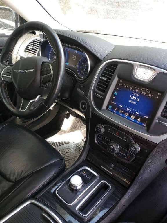 2016 Chrysler 300 Image 5