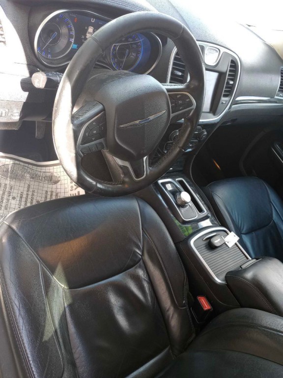 2016 Chrysler 300 Image 9