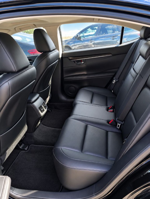 2013 Lexus ES Image 7