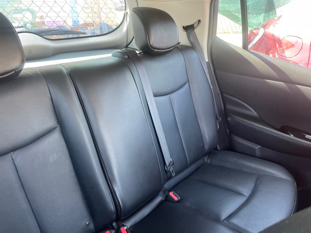 2015 Nissan Leaf Image 40
