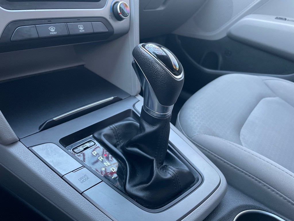 2017 Hyundai Elantra Image 8