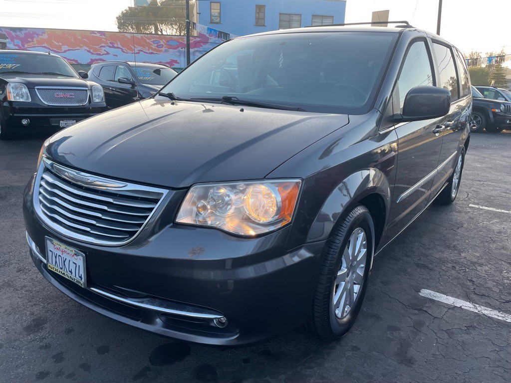 2016 Chrysler Town & Country Image 2