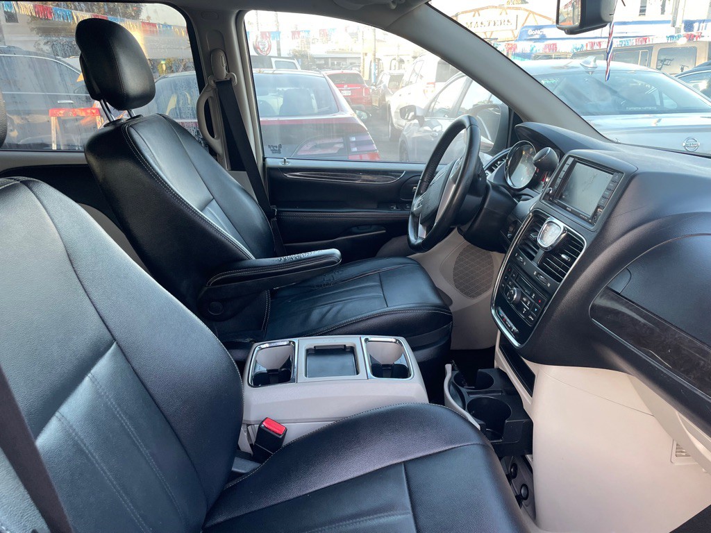 2016 Chrysler Town & Country Image 3