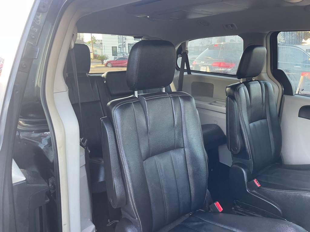 2016 Chrysler Town & Country Image 4