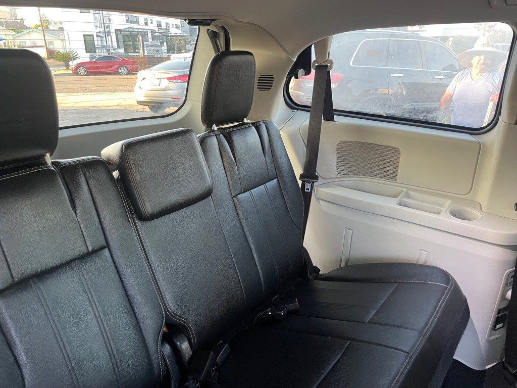 2016 Chrysler Town & Country Image 5
