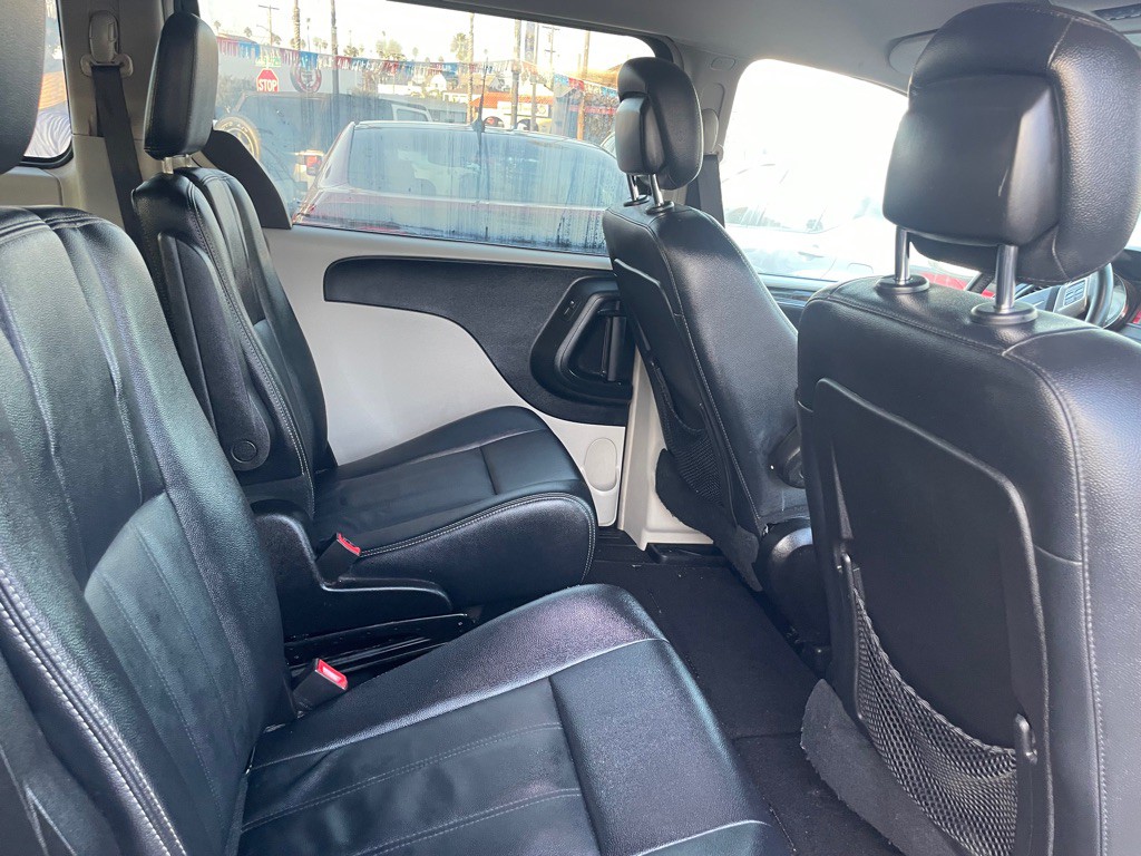 2016 Chrysler Town & Country Image 6