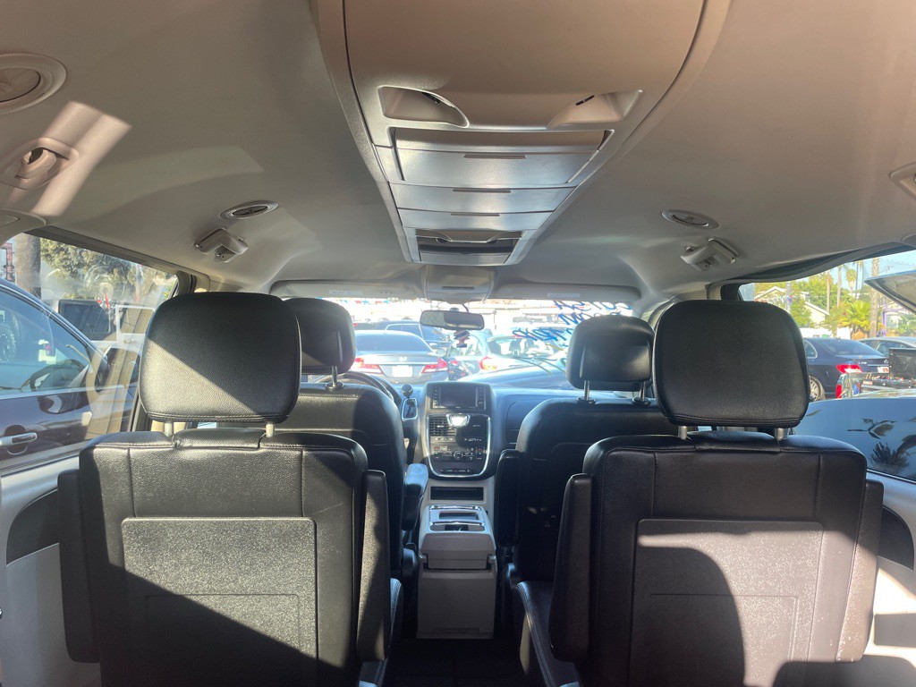 2016 Chrysler Town & Country Image 9