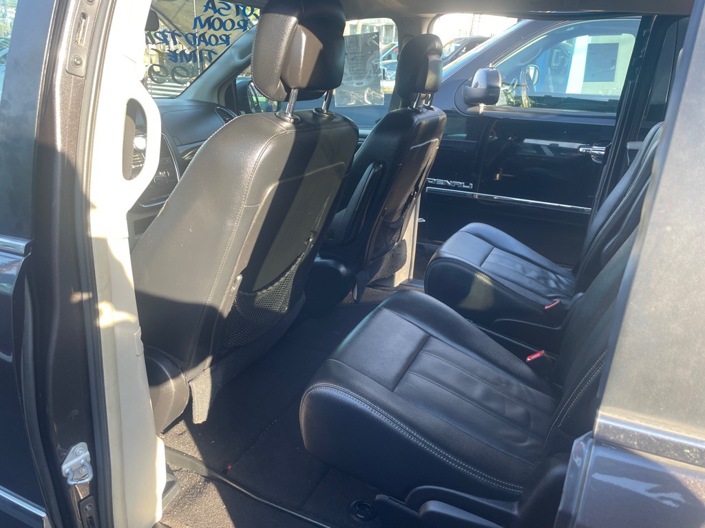 2016 Chrysler Town & Country Image 10