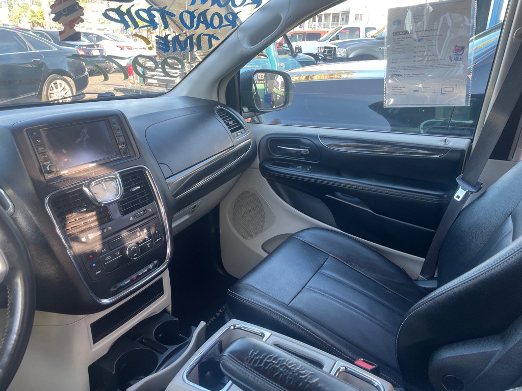 2016 Chrysler Town & Country Image 12